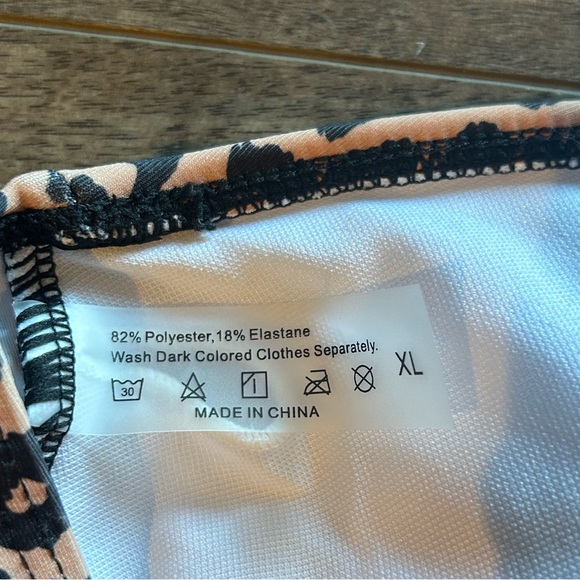 One shoulder, leopard print bikini top - Picture 5 of 7